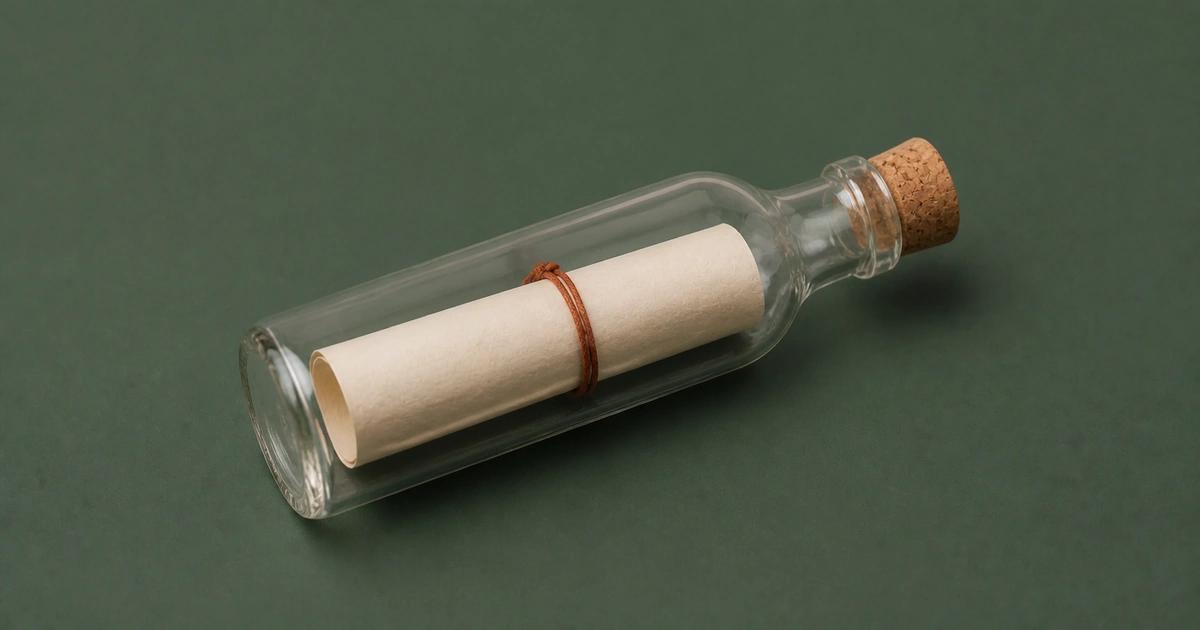Стеклянная бутылка со свёрнутым листом на приглушённом зелёном фоне